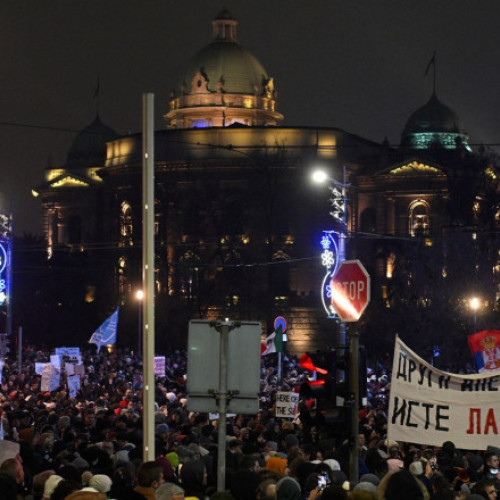 Mii de Oameni S-au Adunat în Belgrad pentru un Miting Antiguvernamental