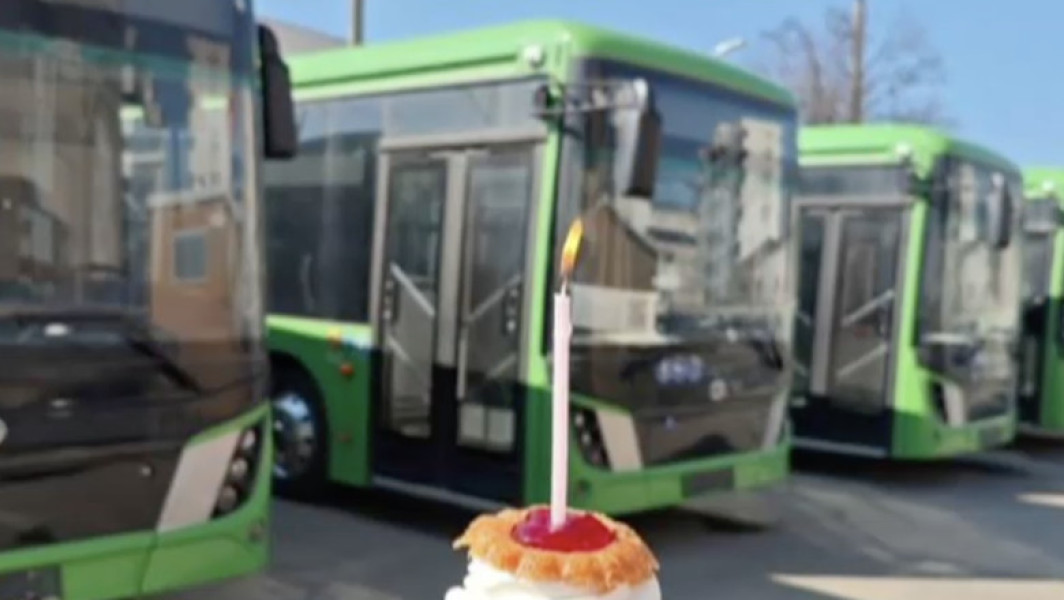 Autobuzele cumpărate de Primăria Popești-Leordeni, blocate în parcare