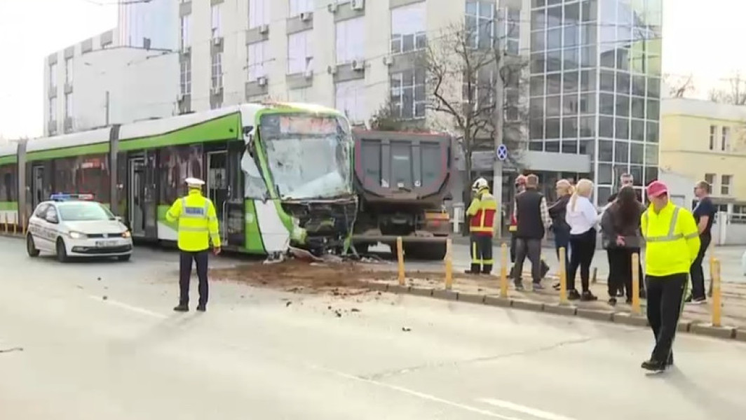 Accident între un tramvai și o autobasculantă pe Bulevardul Timișoara