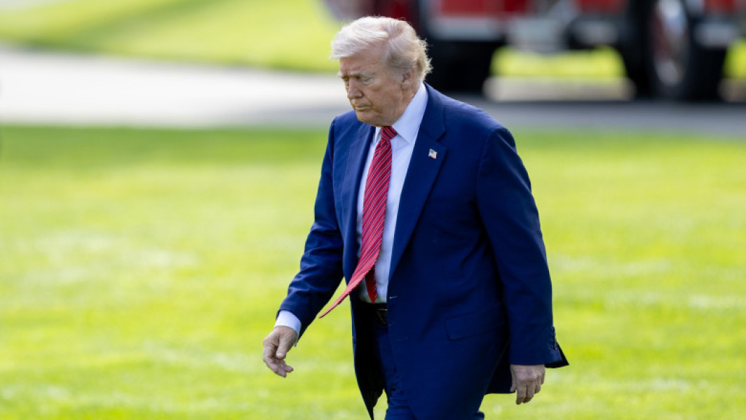 Trump amenință Apple cu taxe vamale de 25% pe iPhone-uri