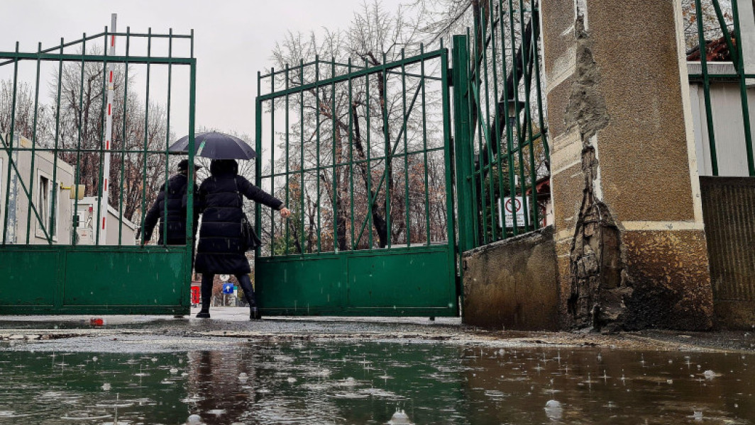 Ploi torențiale și vijelii în jumătate de țară