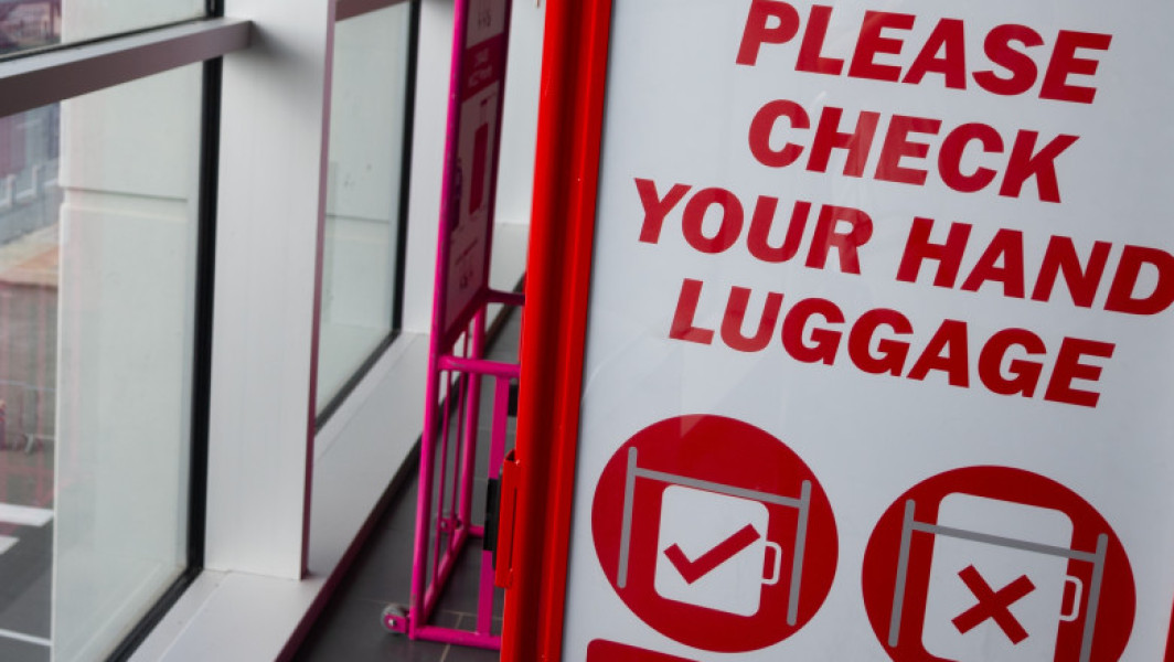 Disputa privind taxele pentru bagajele de mână în companiile aeriene low-cost