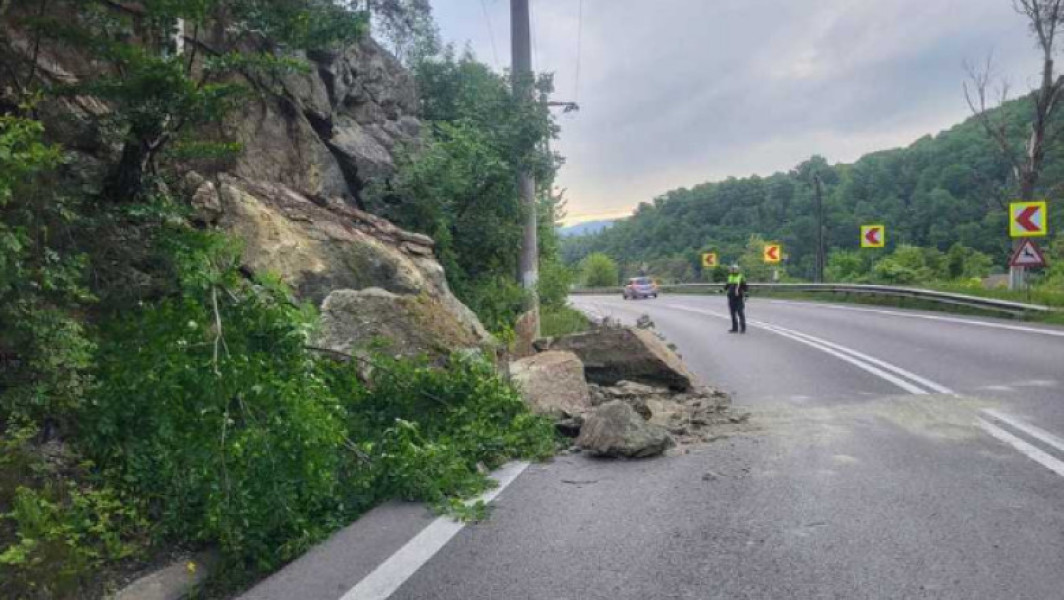 Traficul pe DN 7 afectat de căderi de pietre în Vâlcea
