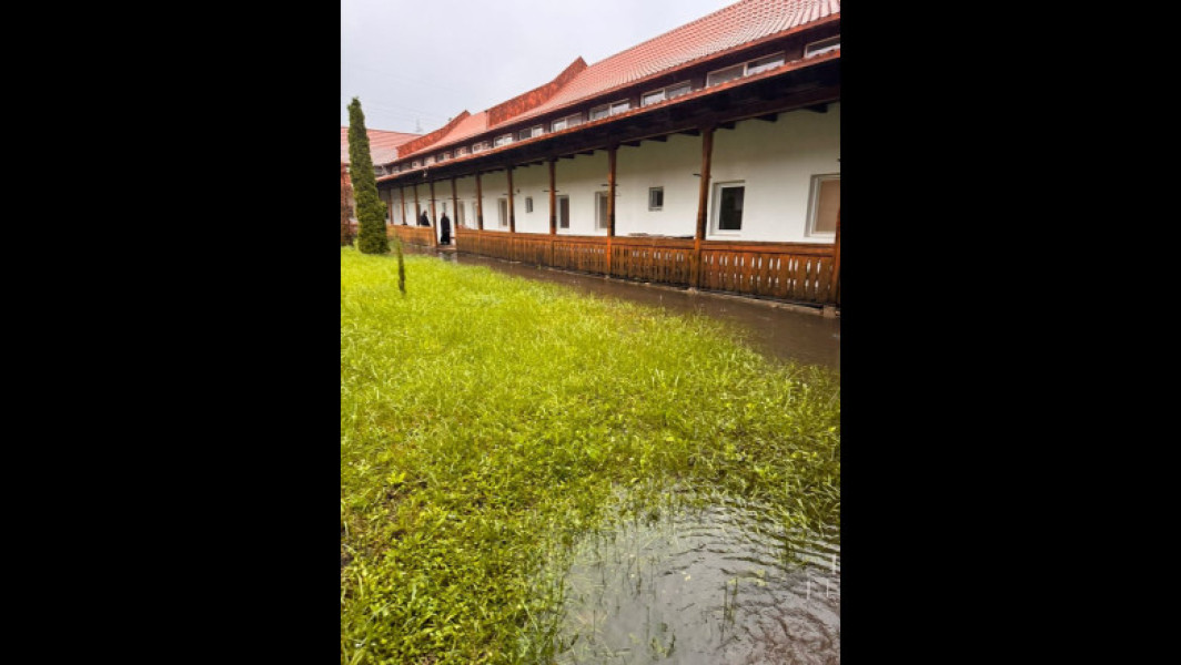 Pompierii din Suceava intervin pentru a limita efectele inundatiilor