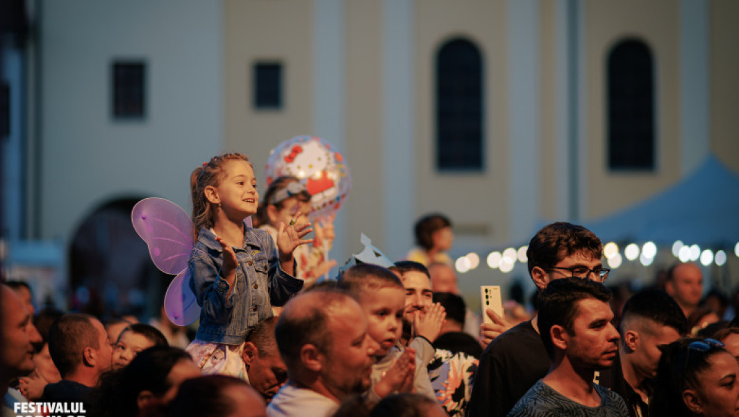 Festivalul copiilor din Oradea, cea mai mare și spectaculoasă manifestare dedicată micuților bihoreni de Ziua Internațională a Copilului, a avut loc duminică, 1 iunie. Potrivit digi24.ro, evenimentul, organizat de Asociația pentru promovarea turismului din Oradea și regiune (Visit Oradea) cu sprijinul primăriei locale, a transformat orașul într-un loc plin de culoare, energie și activități pentru întreaga familie.
