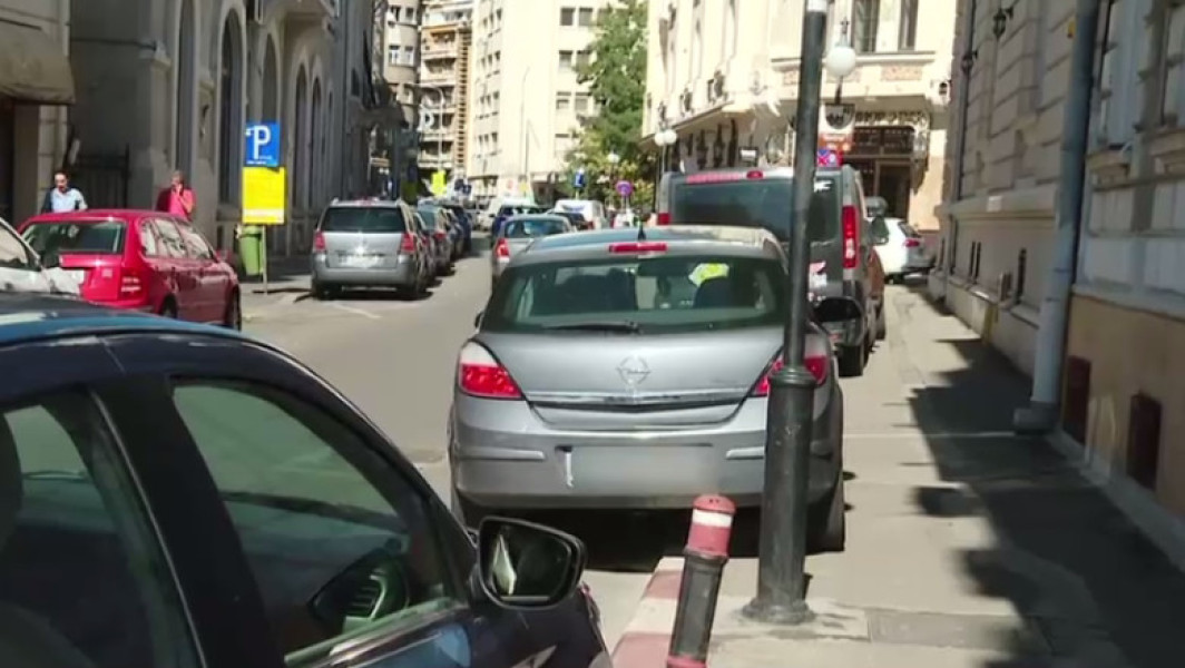 Razboi tacit pentru locurile de parcare în capitale. Un fenomen tot mai frecvent, dar greu de observat, are loc zilnic pe străzile orașului, unde oamenii își revendică ilegal spațiile de parcare. Nu cu arme, ci cu ladite, scaune, tomberoane sau bidoane de plastic, aceștia încearcă să își asigure poziția pe domeniul public, ca și cum ar fi proprietari. Potrivit digi24.ro, aceste practici sunt tot mai răspândite și creează tensiuni între șoferi.