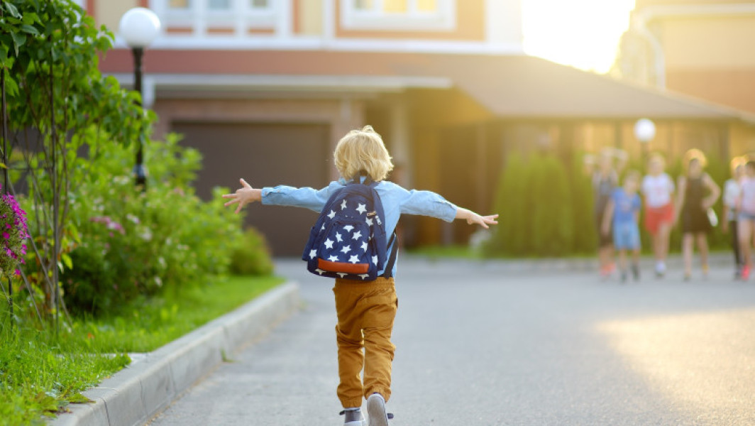 Vacanța de vară 2025 pentru elevi va începe pe 21 iunie, după încheierea ultimului modul de cursuri, conform structurii anului școlar stabilite de Ministerul Educației, notează digi24.ro. Această dată marchează începutul unei perioade de aproximativ două luni și jumătate de vacanță, una dintre cele mai lungi din calendarul școlar, care va dura până la începutul lunii septembrie, când va începe noul an școlar 2025-2026.