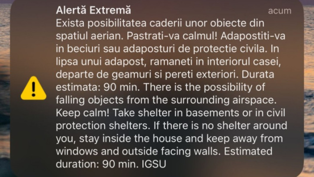 Alerta RO-ALERT pentru locuitorii din nordul județului Tulcea, trasmisă în noaptea de joi spre vineri, a fost cauzată de riscul ca obiecte din spațiul aerian să cadă pe teren, în contextul războiului din Ucraina declanșat de Rusia, potrivit digi24.ro. Mesajul a fost emis în jurul orei 1:30 și recomanda populației să își păstreze calmul, să se adăpostească în beciuri sau în adăposturi civile. În cazul în care nu existau adăposturi, se indica să rămână în interior, departe de geamuri și de pereții exteriori. Durata alertei a fost de 90 de minute.