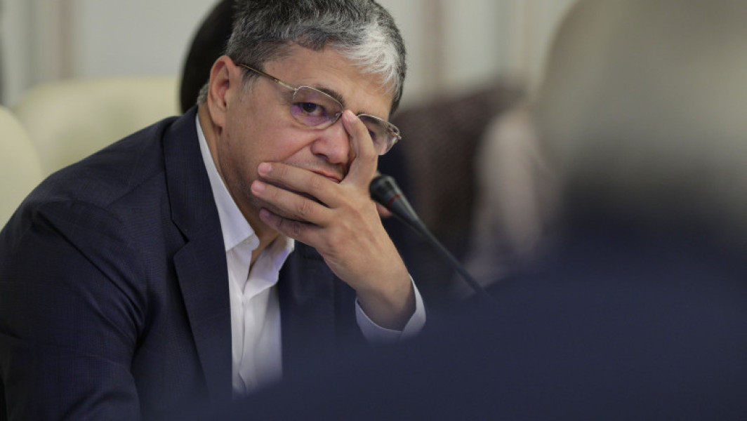 Ministrul Investitiilor și Proiectelor Europene, Marcel Bolos, consideră că reducerea cheltuielilor publice cu 30 de miliarde de lei fără creșteri de taxe este foarte dificilă, potrivit digi24.ro. La o conferință de presă la Guvern, oficialul a spus că România are un nivel de cheltuieli publice de peste 740 de miliarde de lei și subliniază că trebuie găsit un echilibru între reformele fiscale, reducerea cheltuielilor și îmbunătățirea colectării fiscale.