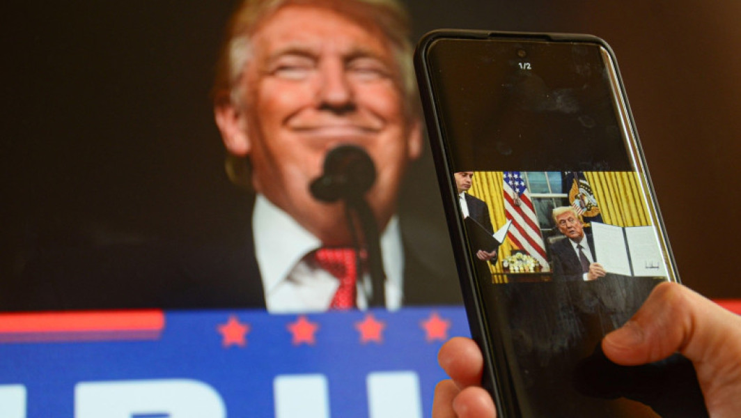 Vânzările globale de smartphone-uri, inclusiv iPhone-urile Apple și cele ale concurenței, vor avea de suferit din cauza noilor politici tarifare anunțate în aprilie de administrația Trump, potrivit unor rapoarte de piață citate de digi24.ro.