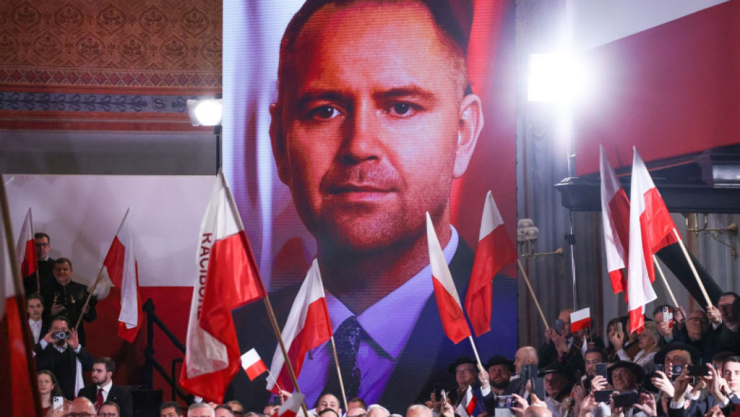 Karol Nawrocki, candidatul populist de dreapta în cursa pentru președinția Poloniei, pare să folosească acuzațiile aduse de opoziție și mass-media în avantajul său, arată o analiză Politico. Potrivit sursei, numeroase scandaluri din trecutul său au fost aduse în prim-plan în timpul campaniei electorale, dar acestea nu doar că nu i-au afectat șansele, ci par chiar să-l întărească. Conform digi24.ro, tensiunea politică este extrem de ridicată în ultimele zile ale campaniei, iar acea luptă devine tot mai acidă.