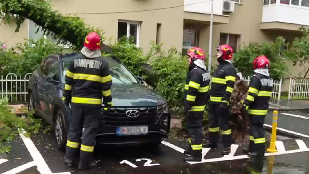 Copac căzut peste mașină în Capitală în urma vremii severe