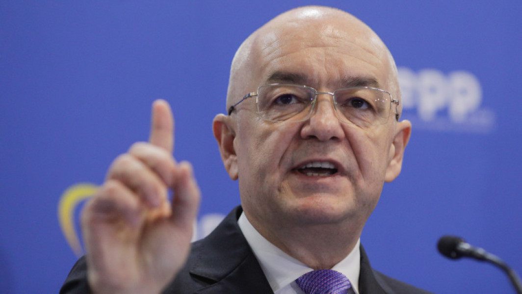Emil Boc, primarul orașului Cluj-Napoca, a comentat vineri decizia Curții Constituționale a României legată de declarațiile de avere. Într-un mesaj postat pe rețeaua socială TikTok, edilul a spus că soluția pentru a modifica hotărârea CCR este schimbarea majorității din instanță, mai ales că în iunie vor fi numiți trei noi judecători.