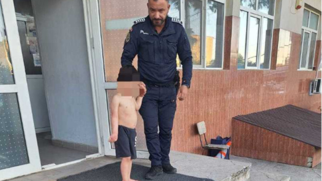 Un copil de 4 ani, găsit aproape dezbrăcat pe o stradă din Botoșani, a fost salvat de polițiștii locali, potrivit digi24.ro. Aceștia au fost chemați rapid după ce au observat micuțul, care era dezorientat și nu știa cum să ajungă acasă.