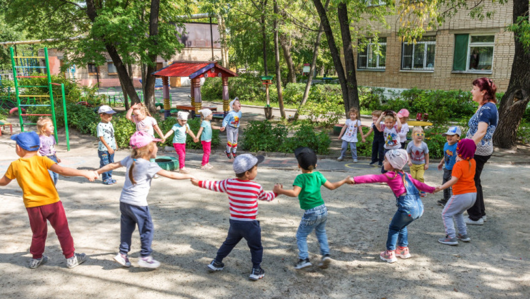 Ziua internațională a copilului, celebrată anual pe 1 iunie, reprezintă un moment important la nivel mondial, dedicat conștientizării drepturilor și nevoilor celor mici. Potrivit digi24.ro, această zi evidențiază importanța protejării copilăriei și asigurării unui mediu sigur, sănătos și educativ, esențial pentru o dezvoltare armonioasă. Nu este doar o zi de bucurie și joc, ci și o oportunitate de a reflecta asupra responsabilității societății de a sprijini și a apăra drepturile copiilor.