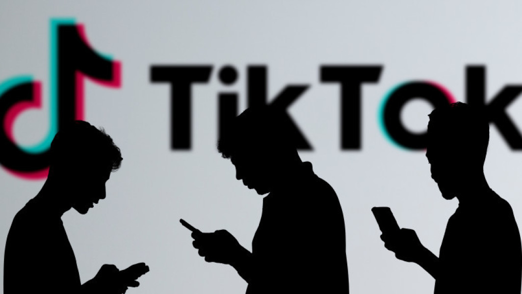 mai mult de jumătate din videoclipurile populare despre sănătatea mintală pe TikTok conțin informații eronate, arată o investigație a publicației The Guardian, citată de News.ro. Potrivit studiului, utilizatorii se bazează tot mai mult pe social media pentru sfaturi, însă multe dintre aceste informații sunt false sau înșelătoare. Experții notează că influenceri și postări promovează soluții rapide, limbaj terapeutic folosit greșit și sfaturi care pot fi dăunătoare.