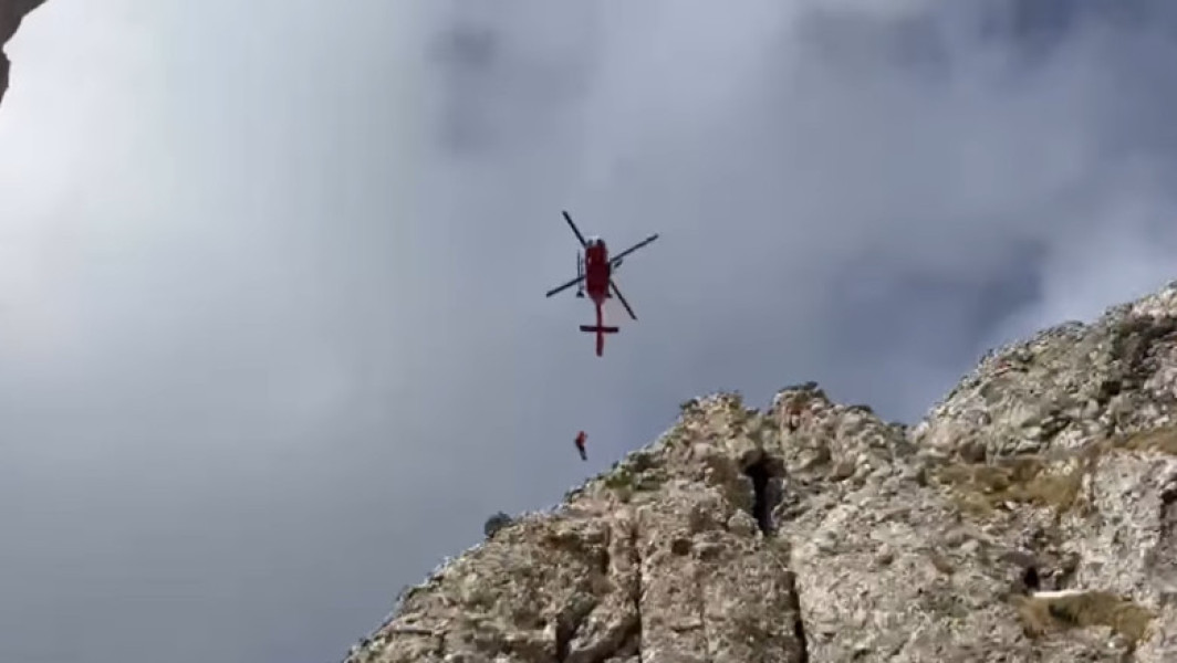 Salvamontiștii prahoveni au reușit în weekend să salveze patru alpiniști blocați în Munții Bucegi, după o misiune de 17 ore, potrivit digi24.ro. Operatiunea a fost dificilă din cauza vremii nefavorabile, iar inițial s-a încercat recuperarea prin elicopter, dar din cauza vântului puternic, această variantă nu a fost posibilă.