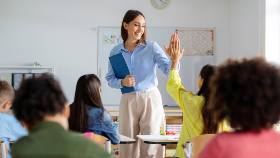 Ziua învățătorului, zi liberă pentru elevi și profesori începând cu 2024