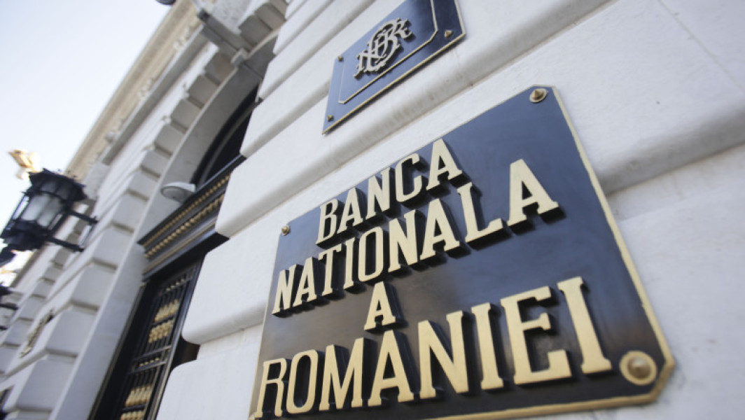 Băncile din România sunt mai prudente decât cele din Uniunea Europeană, însă trebuie să evite o dependență excesivă de stat, a declarat Matei Kubinschi, director adjunct în cadrul Direcției de Stabilitate Financiara a Băncii Naționale a României (BNR), în timpul unui eveniment de specialitate, potrivit digi24.ro.