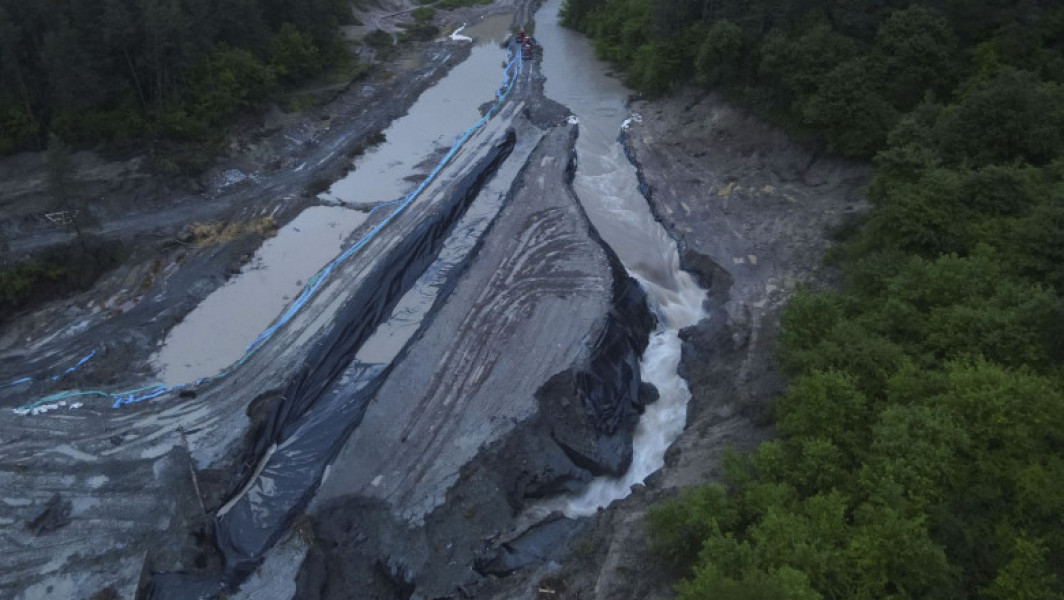 Autoritățile au intervenit la Salina Praid pentru a construi o linie de apărare de aproximativ 750 de metri, menită să protejeze gospodăriile din zonă în fața unei viituri cauzate de prăbușirea planșeului unei mine vechi. Potrivit digi24.ro, decizia de a opri extragerea apei sărate din subteran a fost luată în ultimul moment din cauza riscului de surpare, ceea ce ar putea pune în pericol pompierii care acționau în zonă.