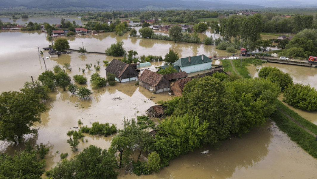 Inundații și intervenții ale pompierilor în mai multe județe din țară
