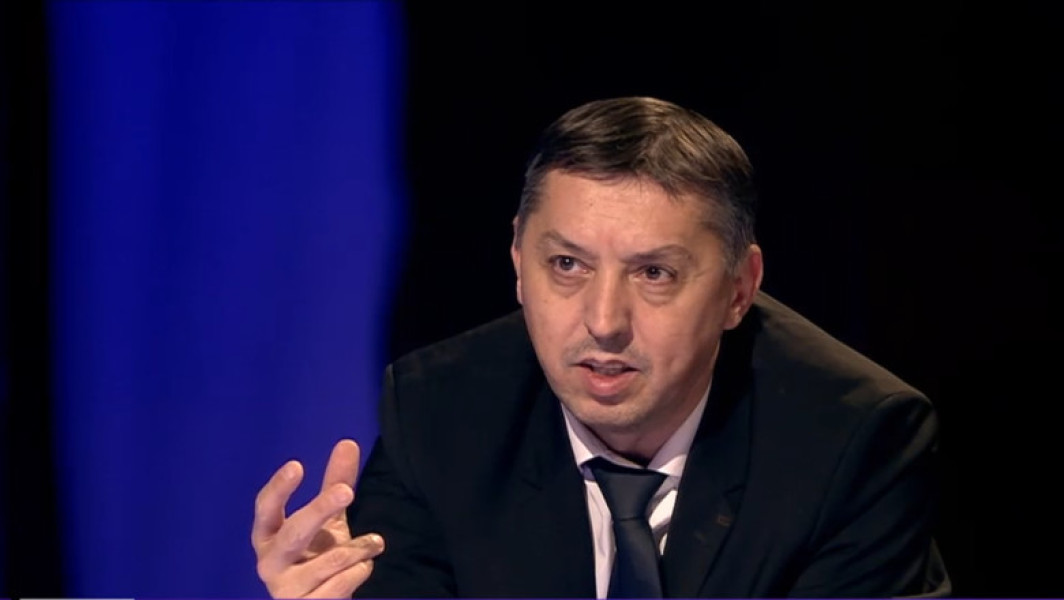 Ministrul Educației, Daniel David, recomandă limitarea temelor pentru elevii de gimnaziu și liceu la maximum două ore pe zi, pentru a evita supraîncărcarea. Potrivit digi24.ro, el a menționat într-o conferință că elevilor nu ar trebui să le fie date teme care, cumulate, să depășească această limită zilnic. El a explicat că profesorii care dau prea multe teme „merită” să fie atenționați, iar controlul asupra aplicării acestei reguli trebuie făcut de școli, în special de către diriginți.