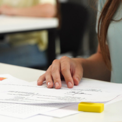 Elevii de clasa a VIII-a se pot înscrie pentru Evaluarea Națională 2025 în perioada 10 - 13 iunie, conform calendarului aprobat de Ministerul Educației, notează digi24.ro. Examenul propriu-zis va începe pe 23 iunie, iar în acest an, structura testului a fost modificată, oferindu-le elevilor o zi liberă între probele scrise.