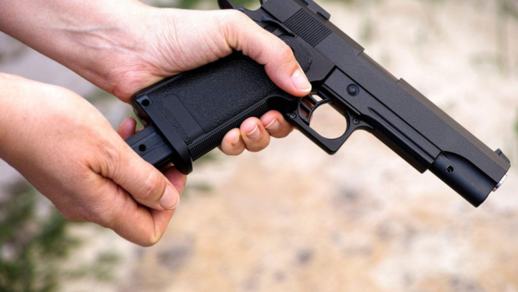 Tânăr de 17 ani împușcat cu pistoale airsoft într-un parc din Ploiești