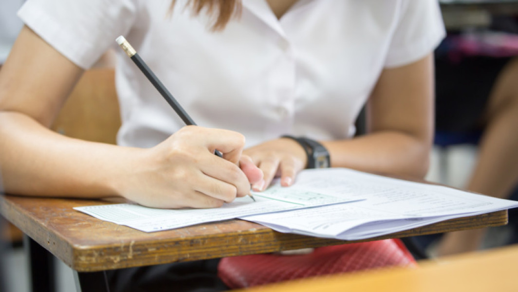 Elevii din minoritățile naționale vor susține, luni, proba scrisă la Limba și literatura maternă, în prima sesiune a examenului național de Bacalaureat, potrivit calendarului aprobat de Ministerul Educației. Subiectele și baremul de corectare vor fi publicate pe site-ul edu.ro și vor putea fi consultate și pe digi24.ro, conform informațiilor furnizate de sursă.