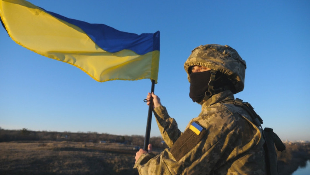 Majoritatea românilor nu cred că războiul din Ucraina se va încheia curând, arată un sondaj realizat de INSCOP Research coborât între 26 și 30 mai 2025. Potrivit datelor, aproape două treimi dintre cetățeni nu văd o soluție apropiată pentru finalizarea conflictului, ceea ce indică o percepție de impas în negocieri și o prelungire a războiului. Directorul INSCOP, Remus Stefureac, menționează că acest lucru poate reflecta atât speranțele legate de mediere internațională, cât și dorința colectivă de pace, care depășește percepțiile despre evenimentele de pe teren.