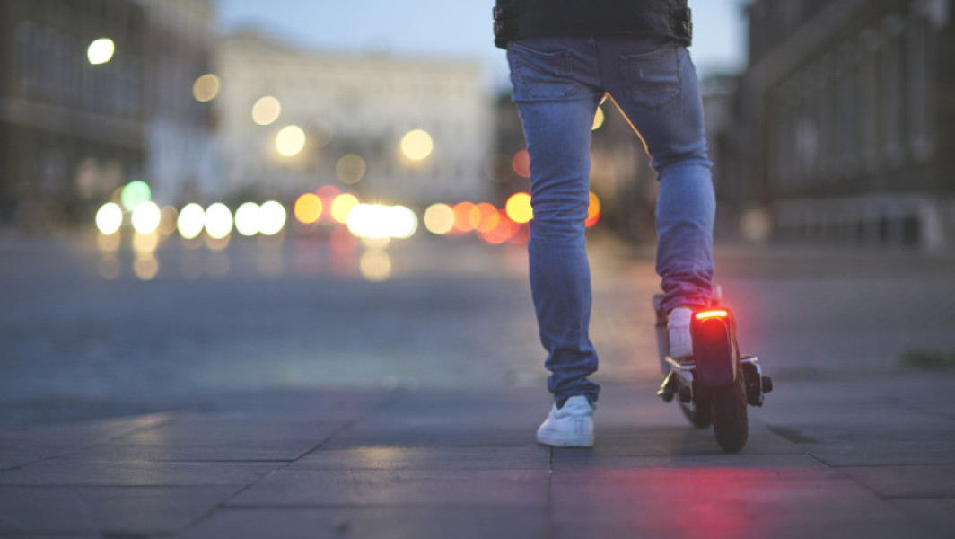 Tinerii riscă vieți din cauza inconstienței la plimbările cu trotinete electrice