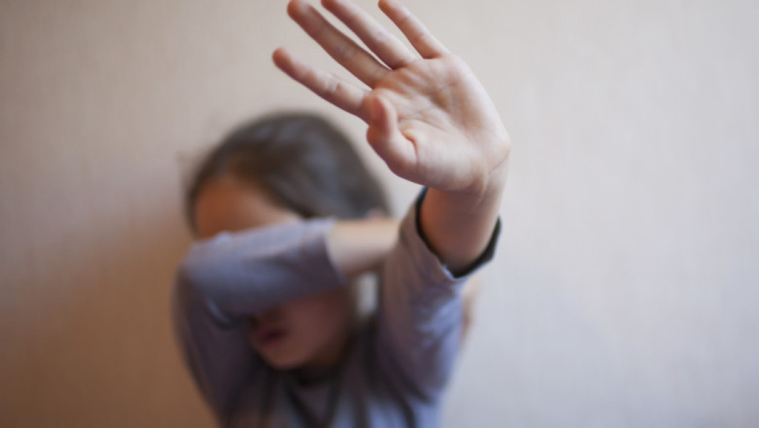 Doi copii din județul Arad, de 13 și 15 ani, au cerut protecție de la stat din cauza abuzurilor la care au fost supuși de propriii părinți. Ei acuză că erau bătuți frecvent, obligați să muncească la stână și să fie ținuți departe de școală.