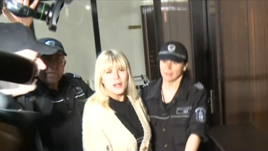 Elena Udrea poate fi eliberată condiționat, dar decizia depinde de două sedințe de judecată, una programată pentru marți. Magistratul va hotărî în această săptămână dacă fostul politician va putea ieși din închisoare sau va rămâne după gratii. Potrivit digi24.ro, termenul de judecată a fost stabilit pentru data de 19 iunie, iar până atunci, instanța trebuie să dispună dacă va aproba sau nu cererea de eliberare condiționată.