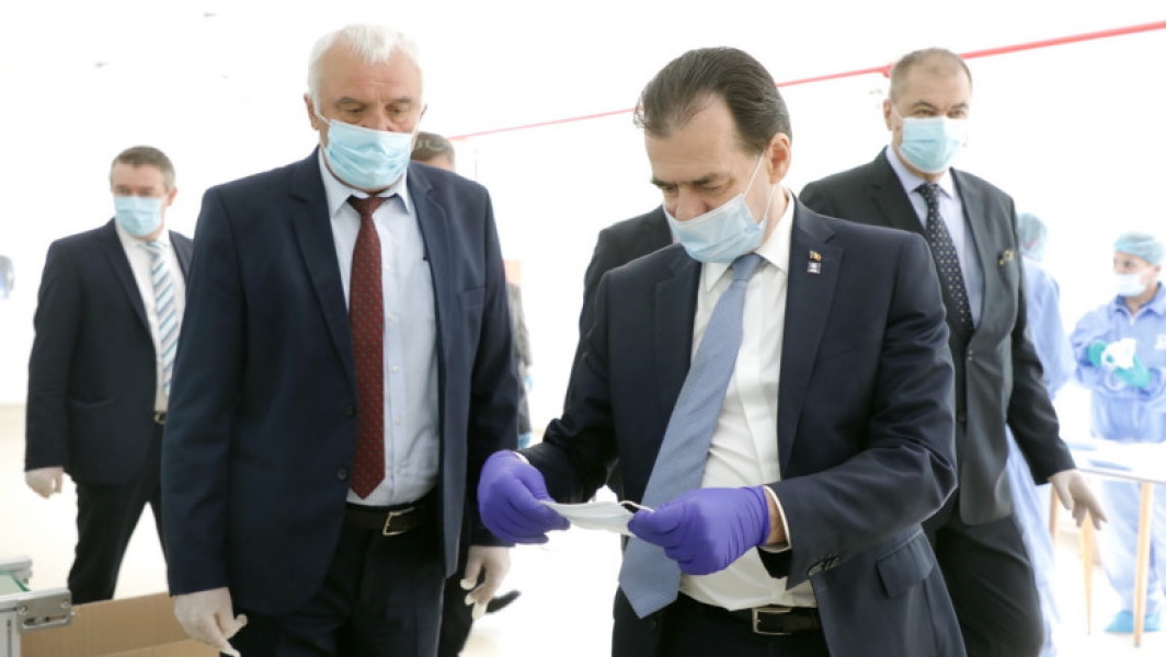Linia de producție a măștilor sanitare de la uzina din Dragomirești, județul Dâmbovița, inaugurată în 2020 de fostul premier Ludovic Orban, se află în prezent în conservare, iar conducerea fabricii o consideră o pierdere totală. Constantin Tocan, directorul Uzinei de Produse Speciale din Dragomirești, a declarat marți că linia nu mai funcționează și este sigilată, fiind inactivă în momentul de față, notează digi24.ro. "Investiția, pierdere totală", a spus acesta, în timpul unei vizite de lucru efectuate de ministrul Economiei, Bogdan-Gruia Ivan.