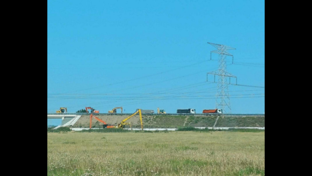 Drumul de legătură dintre podul suspendat de la Brăila și județul Tulcea primește din nou reparații capitale