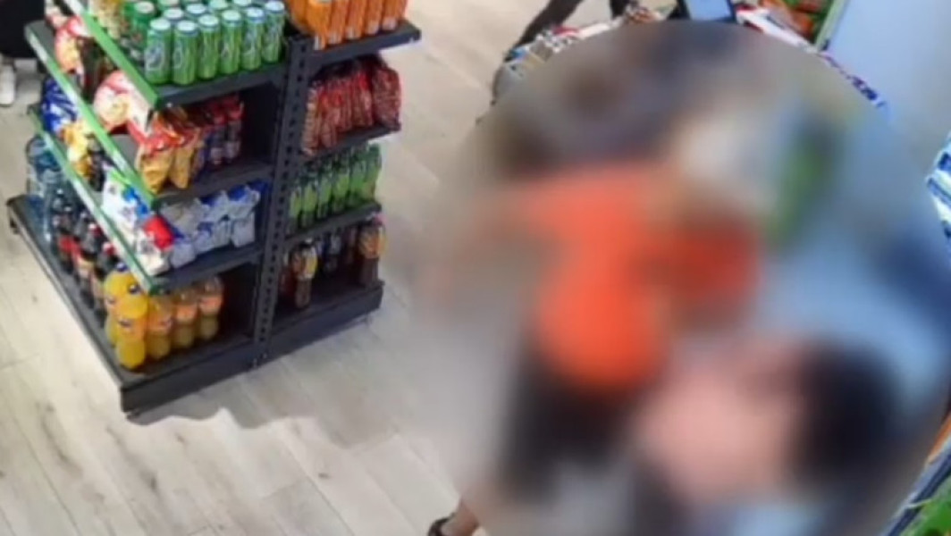 Scene șocante într-un magazin din Ploiești: fostul soț a bătut-o crunt pe fosta soție