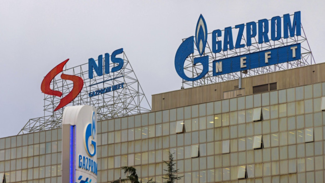 Serbia păstrează negocierile pentru un nou contract de gaze cu Rusia, în ciuda recomandărilor Uniunii Europene de a reduce importurile până în 2027. Oficialii sârbi susțin că noul acord va avea cel mai bun preț din Europa și consideră gazele rusești esențiale pentru securitatea energetică a țării.