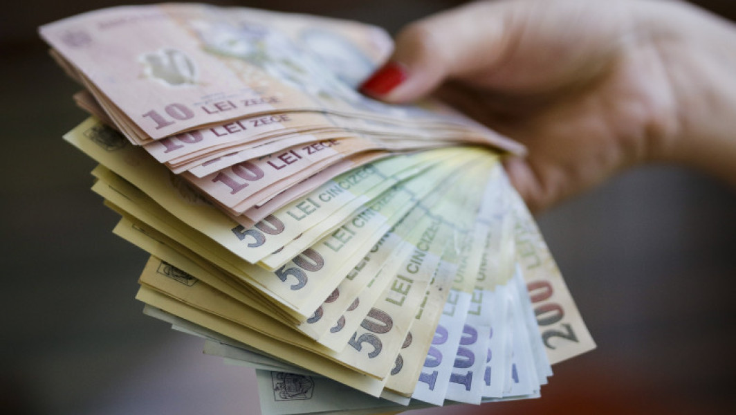 mai mult de 600 de companii de stat au datorii de peste 5 miliarde de lei, potrvit unui răspuns al Agenției Naționale de Administrare Fiscală (ANAF) datează de la începutul lunii mai și a fost transmis Digi24.ro. În total, datoriile restante ale companiilor din România, indiferent dacă sunt private sau de stat, ajung la 33,7 miliarde de lei, explica ANAF, citată de Digi24.ro. Pe lângă aceste sume, datoriile companiilor cu capital privat însumează circa 28 de miliarde de lei, conform datelor prezentate de agenție.