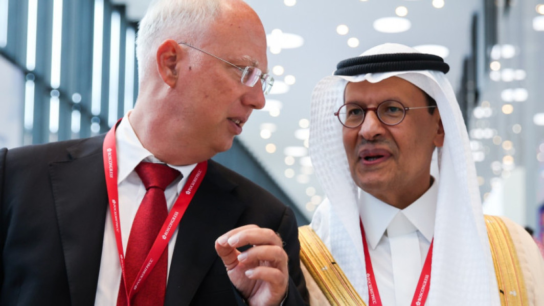 Rusia, SUA și Arabia Saudită ar putea colabora pentru a stabiliza piețele de petrol, a declarat pentru Reuters Kiril Dmitriev, șeful Fondului suveran de investiții al Rusiei. Potrivit acestuia, dacă va fi necesar, aceste țări pot acționa împreună în acest scop. Prețurile petrolului au crescut joi, în contextul în care Israelul a anunțat că a atacat instalațiile nucleare iraniene din Natanz și Arak, noaptea trecută, alimentând temeri privind un conflict mai amplu în Orientul Mijlociu, care ar putea perturba livrările de titei.
