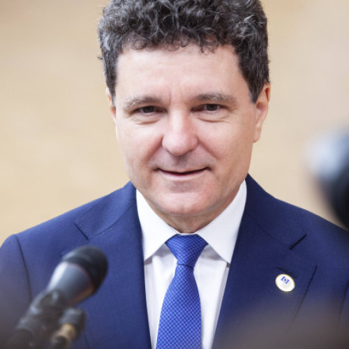Sfatul lui Nicuşor Dan către tineri: Nu plecaţi după clasa a XII-a în Vestul Europei, ci poate cu masterat