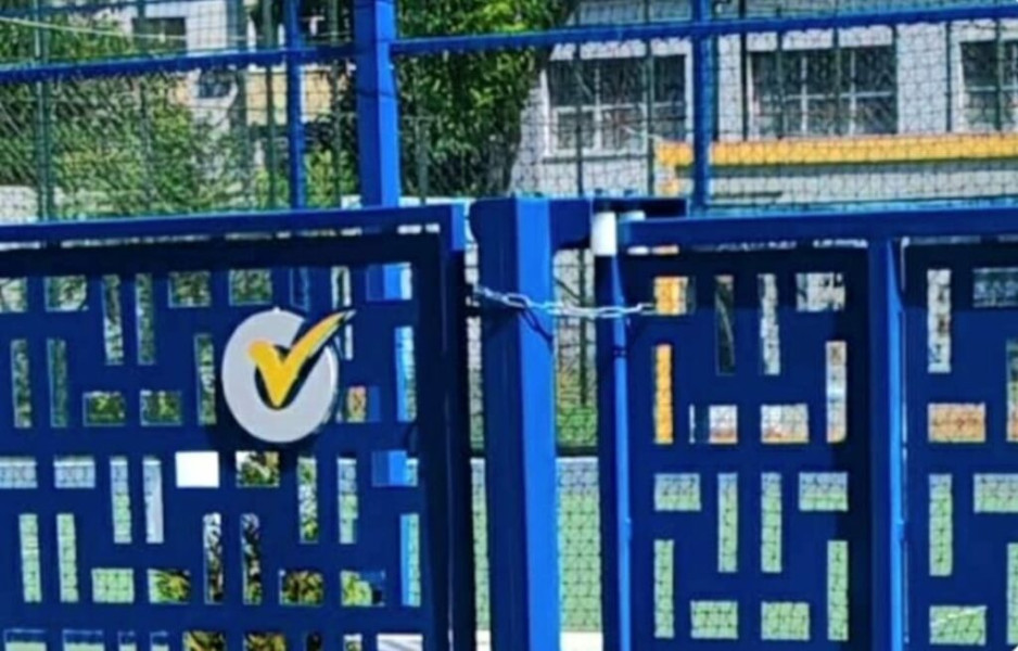 Primarul Slatinei, avertizat să demonteze simbolul electoral de pe gardurile școlilor
