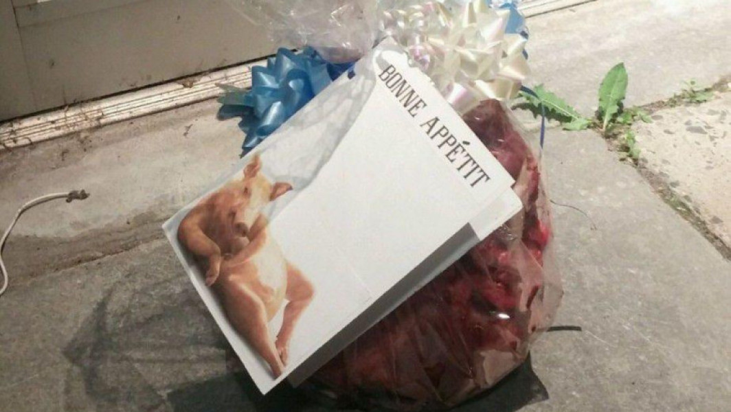 Capete de porc descoperite lângă moschei din Paris și din suburbii