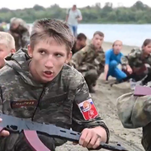 Imagini cu copii înrolați într-un marș militar în Rostov