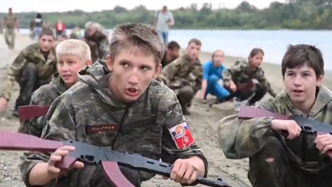 Imagini cu copii înrolați într-un marș militar în Rostov