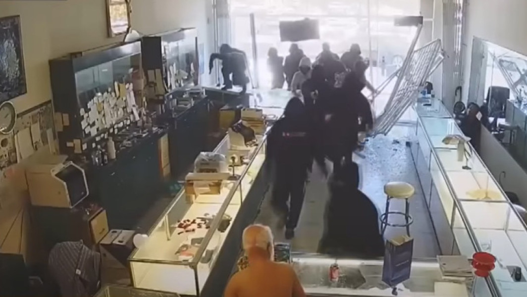 15 bărbați jefuiesc magazin de bijuterii din San Jose, California