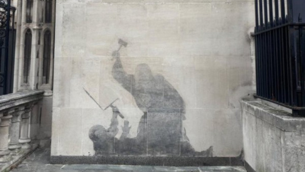 Banksy: muralul de la Royal Courts of Justice a fost îndepărtat