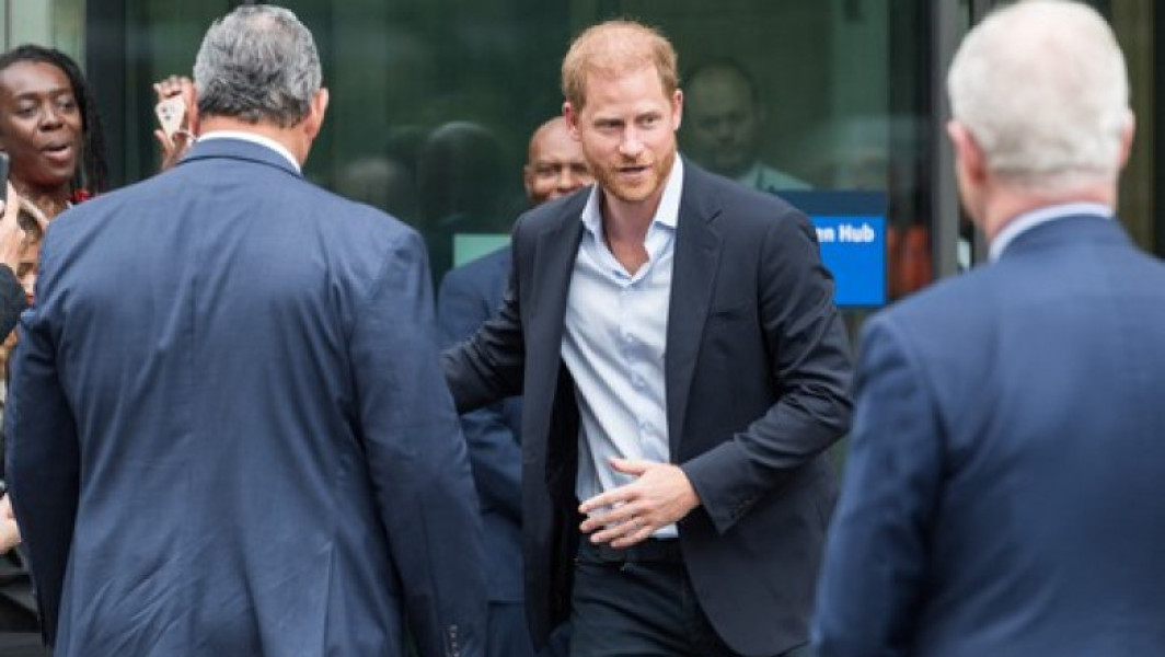 Harry se întâlnește cu tatăl la Clarence House după mai mult de un an