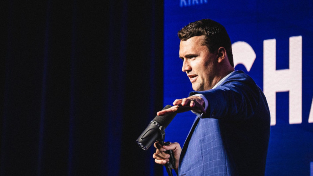 Charlie Kirk susține că violența armată justifică deținerea armelor