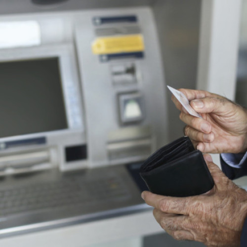 Pensiile pe card nu ajung la toți, costuri mari la poștă