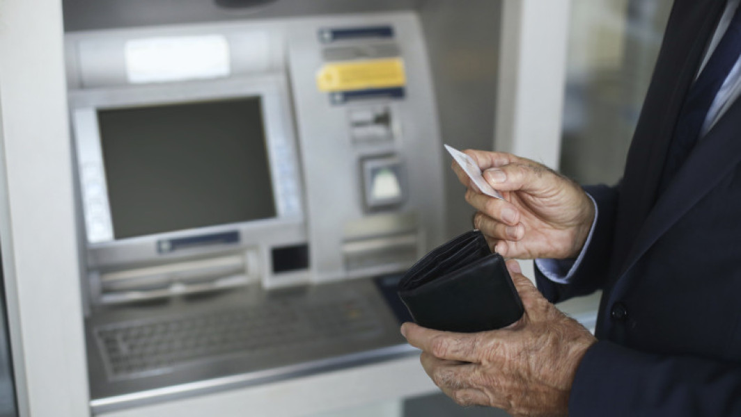 Pensiile pe card nu ajung la toți, costuri mari la poștă